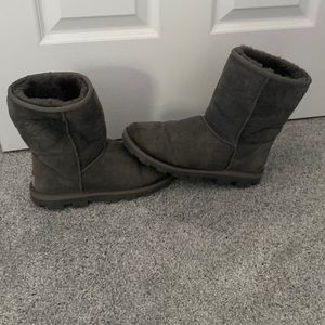 Grey Ugg boots good condition worn women’s size 7